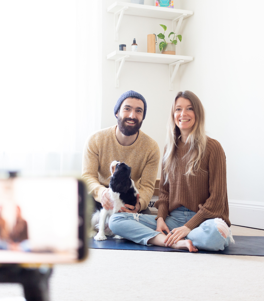Rémi, de Charlie Mocha, avec sa femme, assis avec leur chien