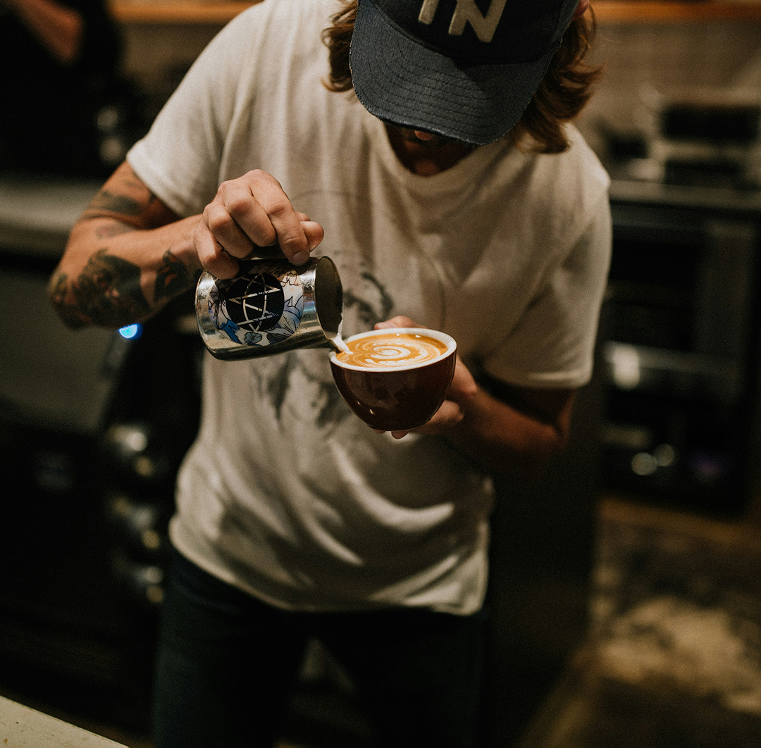 Un barista forme un art latte