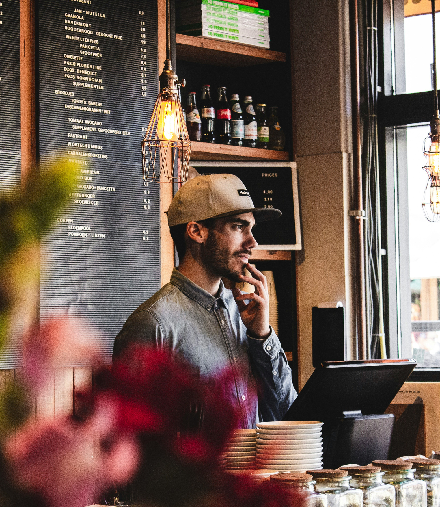 Un jeune barista qui prend une commande dans un café