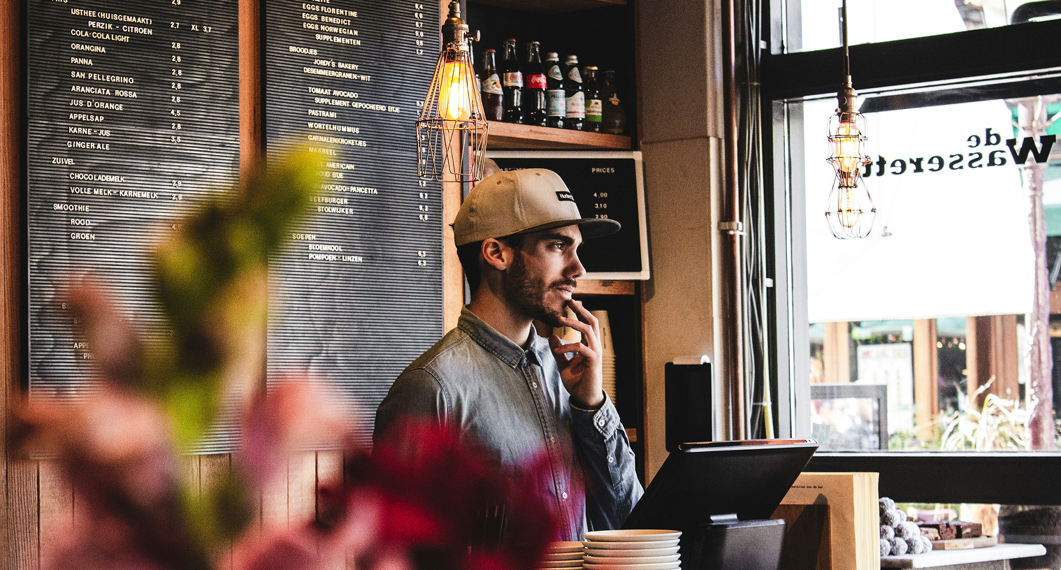 Un barista prend la commande d'un client au comptoir