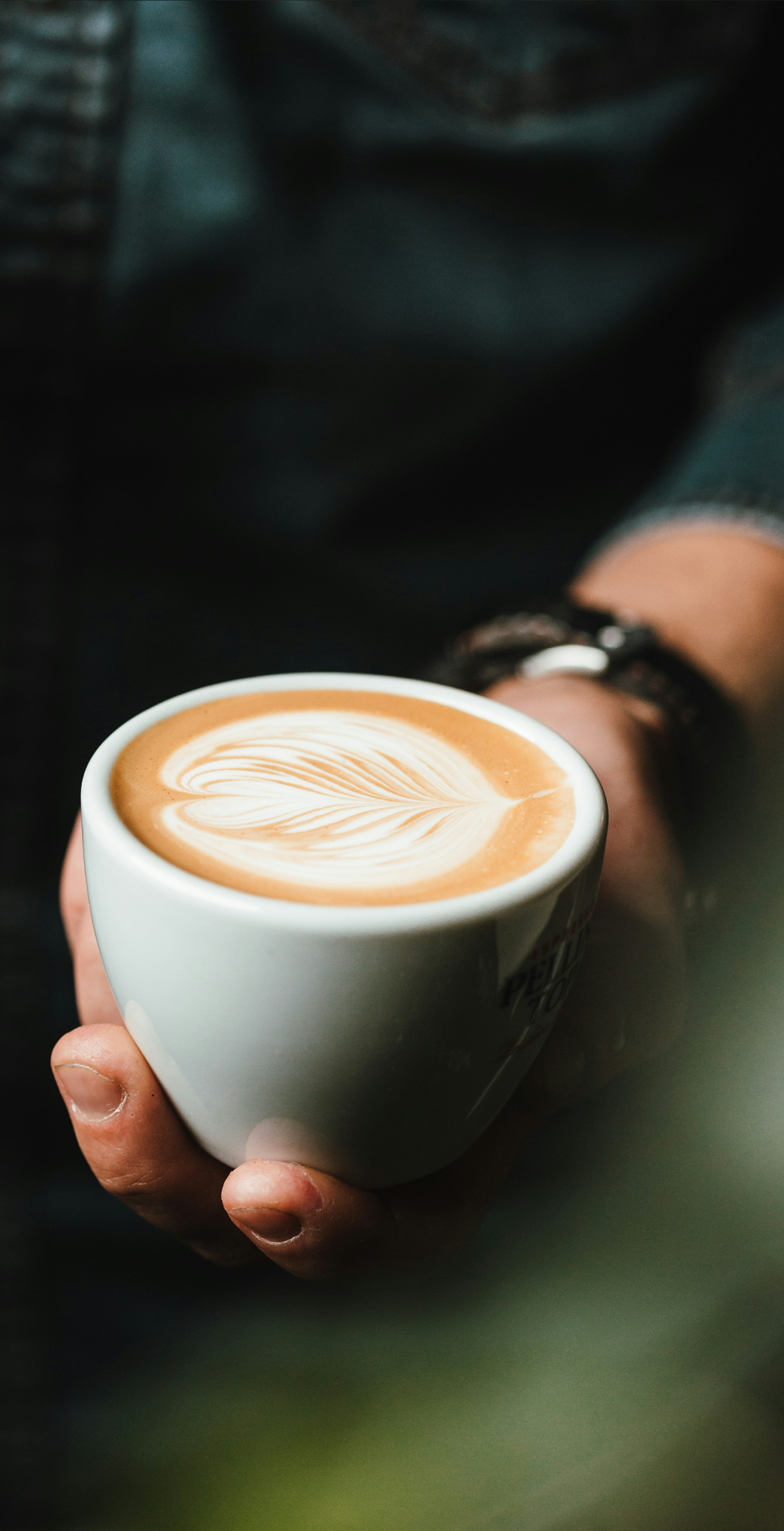 Gros plan sur un art latte en forme de feuille