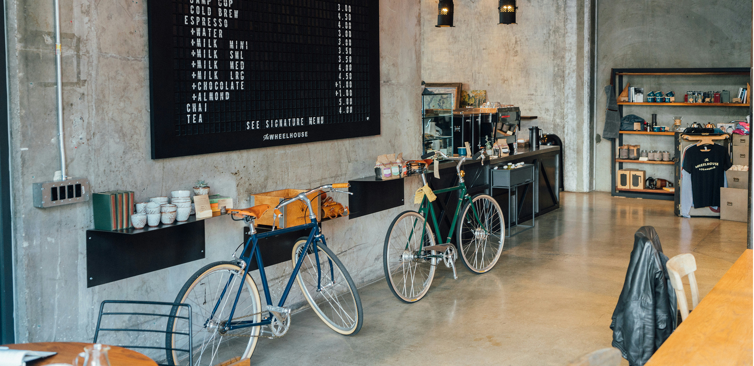 Deux vélos posés à contre un mur à l'intérieur d'un café