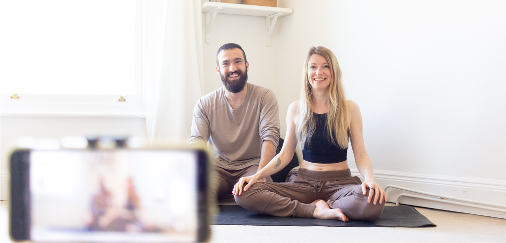 Gwen, la fondatrice de Flow Life, avec Rémi, prof de yoga