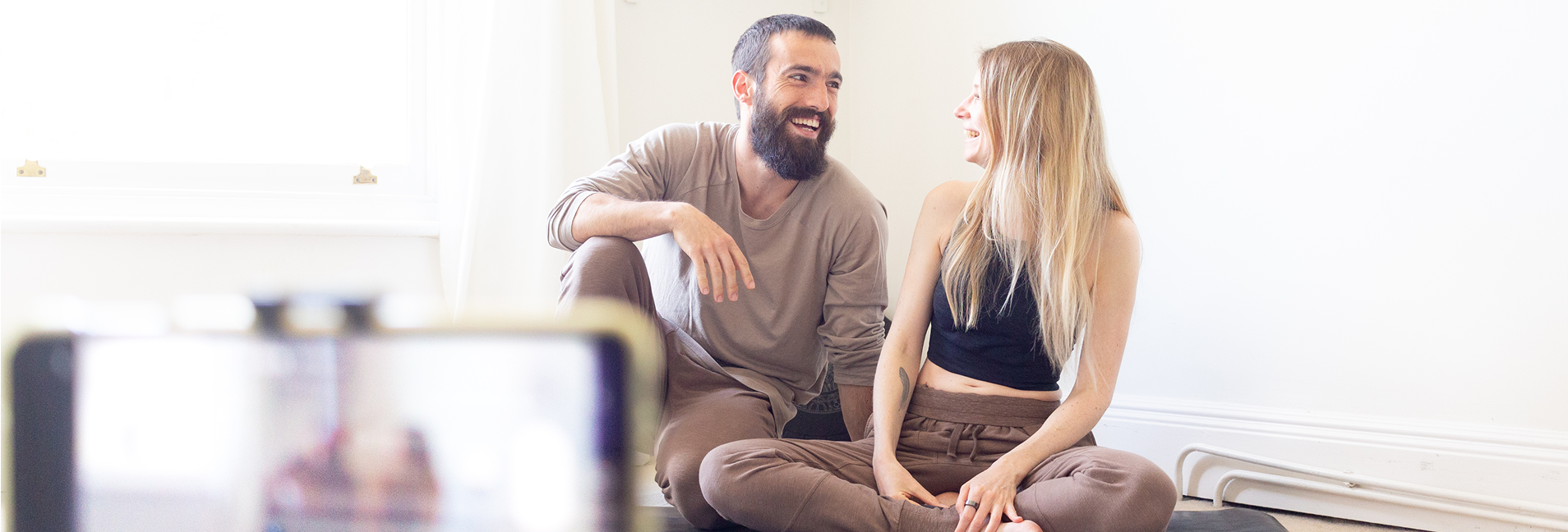 Deux profs de yoga assis sur un tapis de yoga